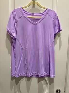 Lilly Pulitzer Lavender V-Neck Short Sleeve active Tee